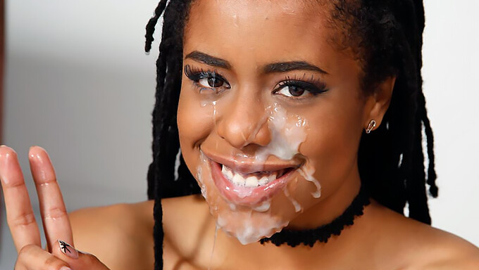 Kira Noir geeft een gepassioneerde zwarte ebony handjob.