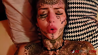 Amber Luke Mit Tattoos Genießt Einen Großen Penis Und Oralsex