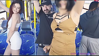 Passeio Quente No Ônibus Se Transforma Em Um Encontro Selvagem Com Uma Milf Sedutora