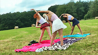 Yoga Und Gymnastik Im Freien Mit Rothaarigem Luder In Schuluniform