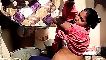 Une Villageoise Indienne Desi Prend Un Bain Dehors Pendant Qu'Elle Est Enceinte