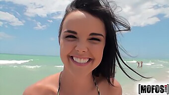 Tiener (18+) Krijgt Anaal In Bikini