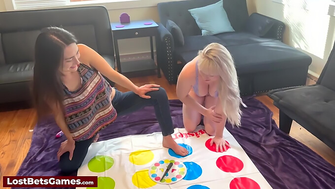 Lesben ziehen sich aus und spielen Twister in heißem High-Definition-Video