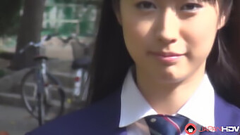 Tomomi Motozawa En Uniforme Scolaire Fait Une Pipe À Un Autre Étudiant