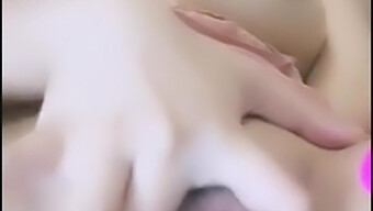 Người Mẫu Cam Á Đông Với Vòng Ngực Tự Nhiên To Đưa Ra Một Handjob Gợi Cảm