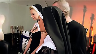 Monjas Seductoras Se Involucran En Una Orgía Salvaje Y Kinky