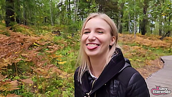 Strosar med min styvsyster i parken skogen. Intim videoblogg, Live POV-upplevelse