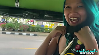 Eine Geile Thai-Frau Gibt Einem Gut Bestückten Mann, Den Sie Gerade Kennengelernt Hat, Einen Blowjob