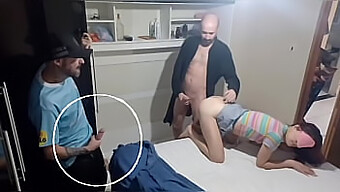 Amaterski Par Raziskuje Cuckold Fantazijo Z Obiskovalcem Presenečenja