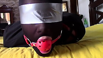 Laura'S Gemaskerde En Ballgagged Bdsm-Spel Op Hoge Hakken En Panty'S