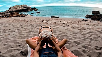 Un Couple Amateur Profite De Sexe Sur La Plage Pendant Les Vacances Avec Une Chatte Serrée Et Un Pénis De 60 Ans.