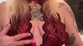 La Bella Tatuata In Vestito Rosso Si Concede Un Piacere Da Sola