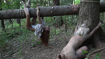 Remaja (18+) Mendapatkan Mulutnya Penuh Dengan Sperma Di Hutan