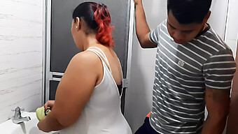 Marido Excitado Se Junta À Esposa Para Um Banho Sensual