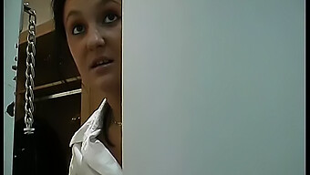 Europäischer Teen Gibt Im Hotelzimmer Einen Blowjob