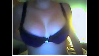 Fille Au Gros Cul Se Masturbe En Webcam