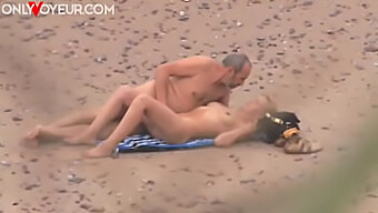 Un Couple Mature Se Fait Surprendre En Train De Baiser Sur La Plage