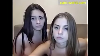 נערות רוסיות נועלות שפתיים - Cam-World.Com