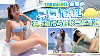 Cô Gái Trẻ Châu Á Trong Bikini Nhận Được Cực Khoái Trên Du Thuyền Từ Con Cặc To