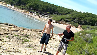 Twee Mannen Hebben Anale Seks Aan De Kust.