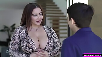 Genç oğul, SexSinners.com videosunda intikam almak için göğüslü MILF'i sikiyor