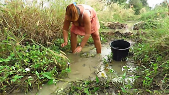 সুন্দর শরীরের সাথে অসাধারণ মেয়ে খাবার জন্য নকল করে