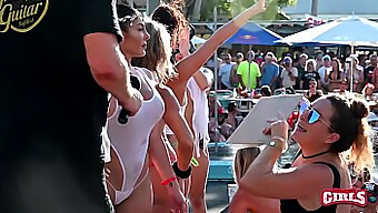 Outdoor-Pooltreffen mit vollbusigen Frauen, die ihre Kleidung twerken und ablegen