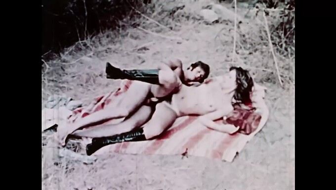 Pareja adolescente vintage explora momentos íntimos en alta definición