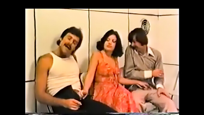 John Holmes'un yer aldığı vintage yetişkin filmi ve sabun oyunu