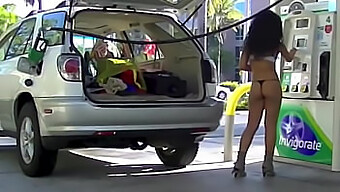 La exhibición pública de seducción y reacción de voyeur por la gasolinera Nikki Brasil