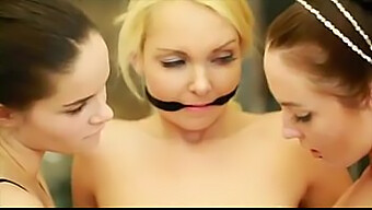 Gadis remaja menjelajahi hasrat threesome lesbian | Lebih banyak video di likefucker.com