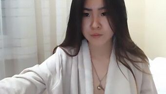 Gadis Korea Panas Memancutkan Air Mani Di Webcam.