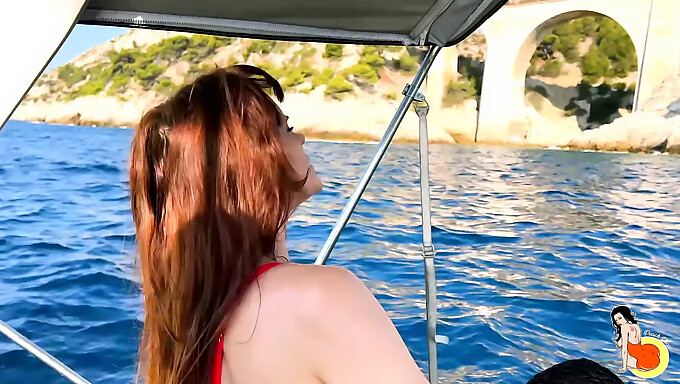 Stacy, une belle brune à couper le souffle, s'engage dans une activité sexuelle intense sur un yacht de luxe