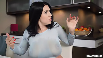 Kira Queen Møter Sin Kamp I Hardcore Anal Action