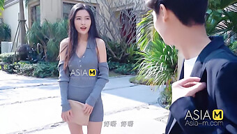 アジアの美女が隣でホットなセックスとアナルプレイに耽る