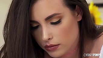 Brunette Skønhed Casey Calvert Opdager Nydelsen Ved Analsex I Denne Hotte Video