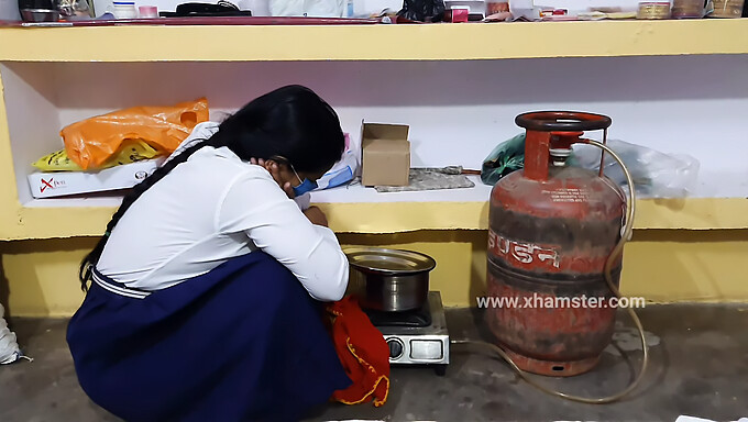 Remaja India melakukan anal di luar ruangan dengan pacarnya sebelum sekolah