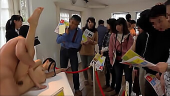 Exhibición De Arte Se Convierte En Un Encuentro Erótico Con Adolescentes Japonesas