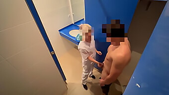 Während Sie Die Toilette Putzt, Stolpere Ich Über Den Fitnessstudio-Reiniger Und Sie Beobachtet Mich Beim Masturbieren Und Hilft Mir Dann, Mit Einem Blowjob Zum Orgasmus Zu Kommen