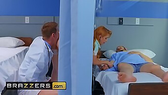 A Paciente Ruiva Penny Pax Recebe Mais Do Que Apenas Um Exame Físico De Seu Médico