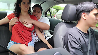 Couple Excité Se Laisse Aller À Une Rencontre Passionnée Dans Une Voiture