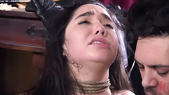 الشريك ذو اليد الصغيرة يحصل على مساعدة في اللعب Bdsm