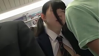 ¡Video fetichista con una joven japonesa siendo dominada y penetrada con los dedos!