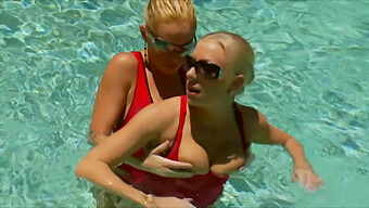 Britney Brooks Ha Un Incontro Bollente A Bordo Piscina