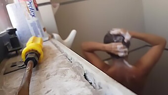 Il Fratellastro Spia Una Teen Colombiana Di 18 Anni Nel Bagno.