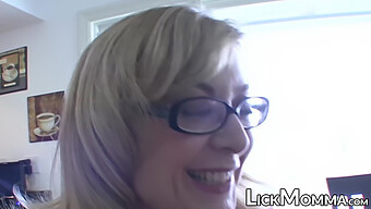 Nina Hartley, En Busty Lesbisk Milf, Tilfredsstiller Sin Unge Steddatter