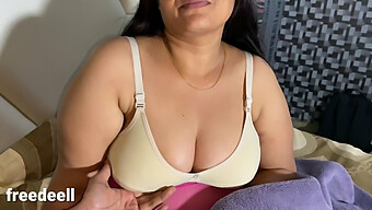 ¡este Hermanastro Indio Disfruta De Varias Posiciones Con Su Milf! ¡no Te Pierdas Esta Escena Caliente!