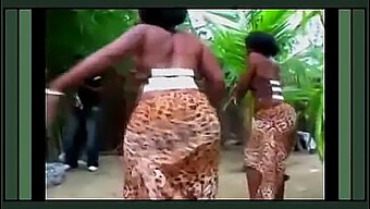 La Danseuse Africaine Secoue Son Cul En Culotte