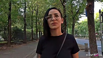 Adolescenta amatoare germană Natascha experimentează prima ei experiență anală în video de casting