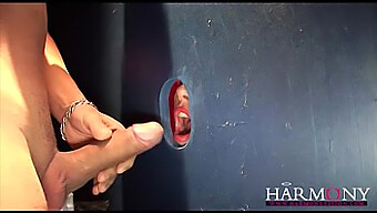 Fetiš Na Gloryhole Sa Stretáva S Análnou Hrou V Tomto Horúcom Videu